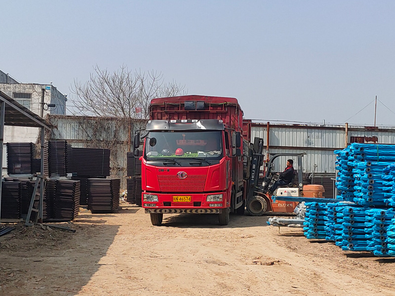 金用護欄2023年3月9日鋅鋼百葉窗裝車發貨！