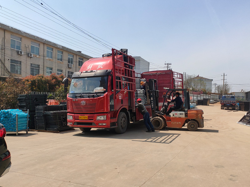 金用護欄2023年3月28日鋅鋼連廊欄桿裝車發貨！