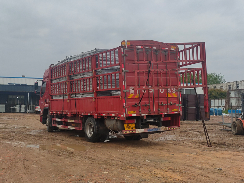 金用護欄2023年4月24日鋅鋼陽臺護欄裝車發貨！