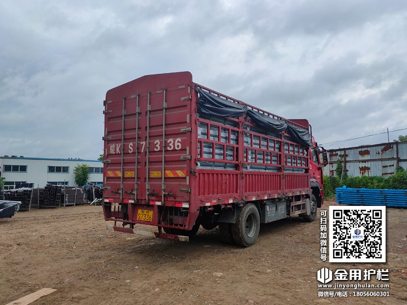 2023年8月1日鋅鋼玻璃欄桿裝車發貨！