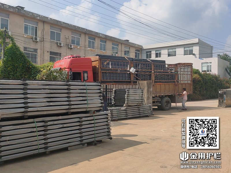 2023年10月12日鋅鋼百葉窗裝車發貨！