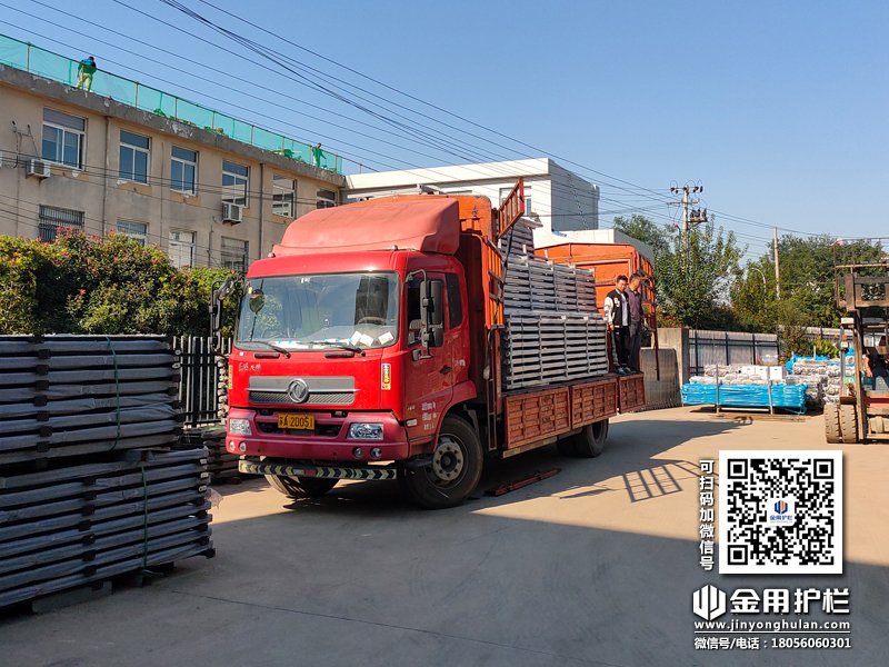 2023年10月24日鋅鋼玻璃欄桿裝車發(fā)貨! 2023年10月24日鋅鋼玻璃欄桿裝車發(fā)貨!