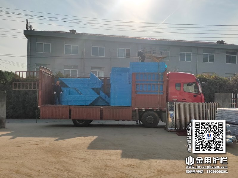 2023年11月10日鋅鋼護(hù)窗欄桿裝車發(fā)貨！