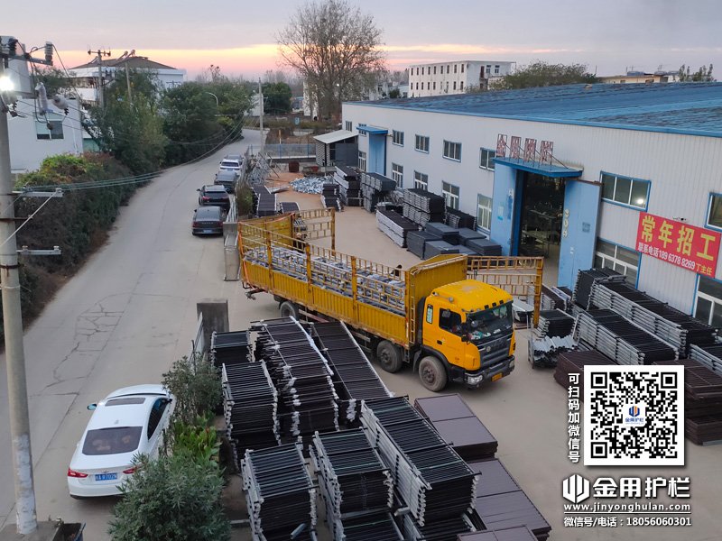 2023年11月13日鋅鋼玻璃護欄裝車發貨！