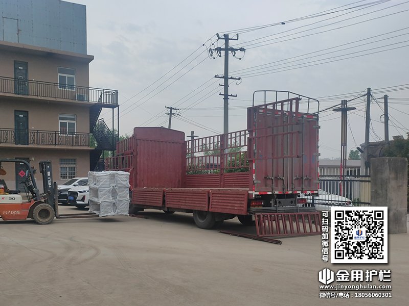 2024年4月17日鋅鋼空調(diào)護欄裝車發(fā)貨! 2024年4月17日鋅鋼空調(diào)護欄裝車發(fā)貨!