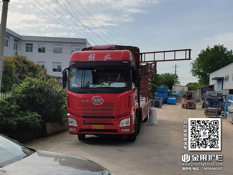 2024年4月24日鋅鋼護(hù)窗欄桿裝車發(fā)貨！