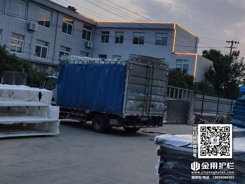 2024年5月20日鋅鋼飄窗欄桿裝車發貨！