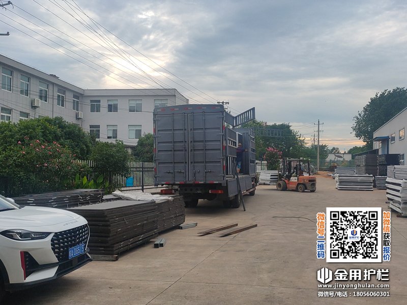 2024年7月17日鋁合金百葉窗裝車發貨! 2024年7月17日鋁合金百葉窗裝車發貨!