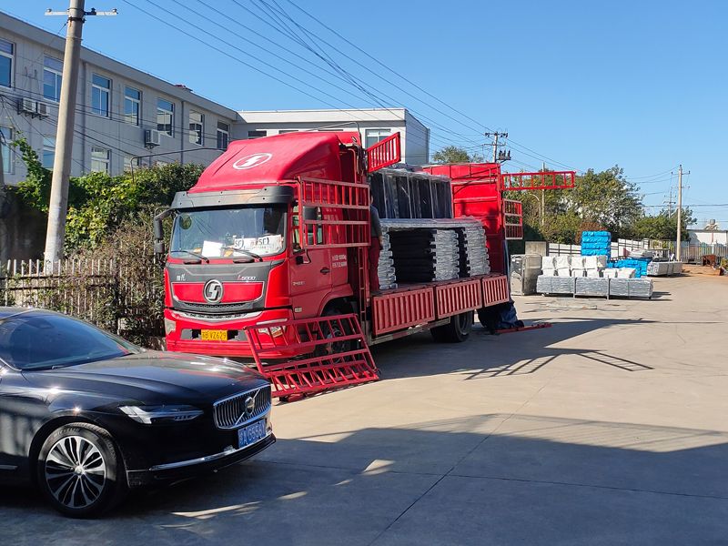 2024年11月30日鋅鋼玻璃護(hù)欄裝車(chē)發(fā)貨！