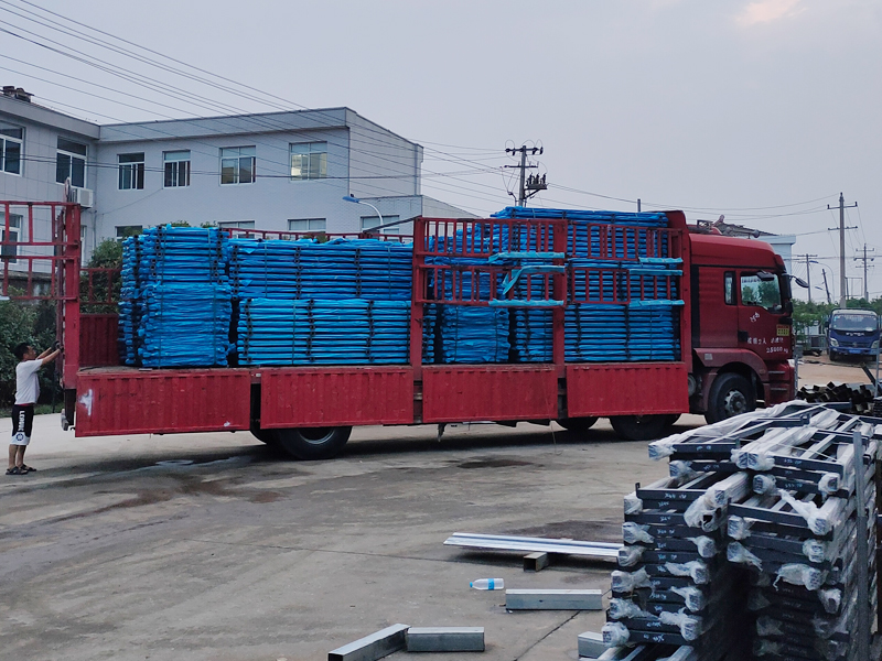 2025年6月12日鋅鋼連廊欄桿裝車發貨! 2025年6月12日鋅鋼連廊欄桿裝車發貨!